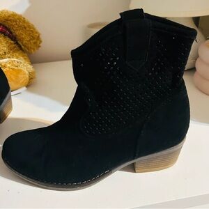 Elegant Black Suede Heeled Boots